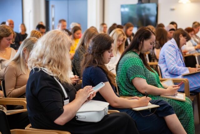 event foto af kvinder der sidder et google event for ukraine