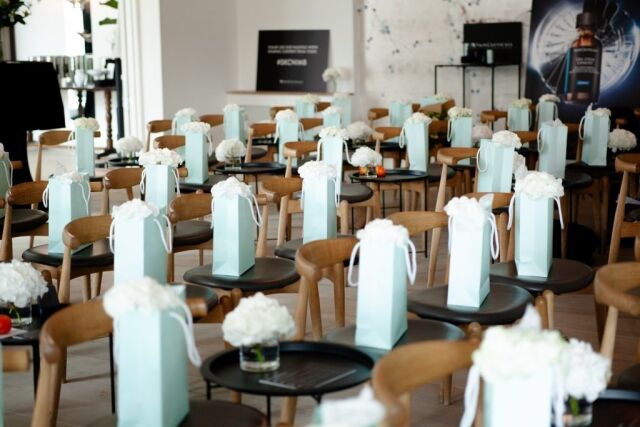 Event fotografering for Skinceuticals goodiebag poser på stole