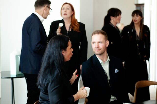 Event fotografering for Skinceuticals en mand og en kvinde snakker