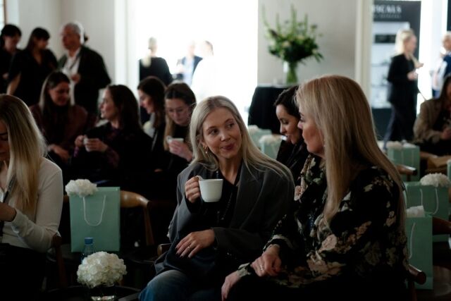 Event fotografering for Skinceuticals to kvinder snakker