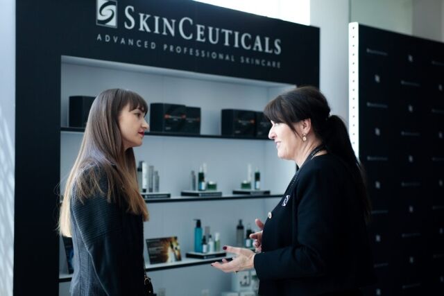 Event fotografering for Skinceuticals to kvinder snakker